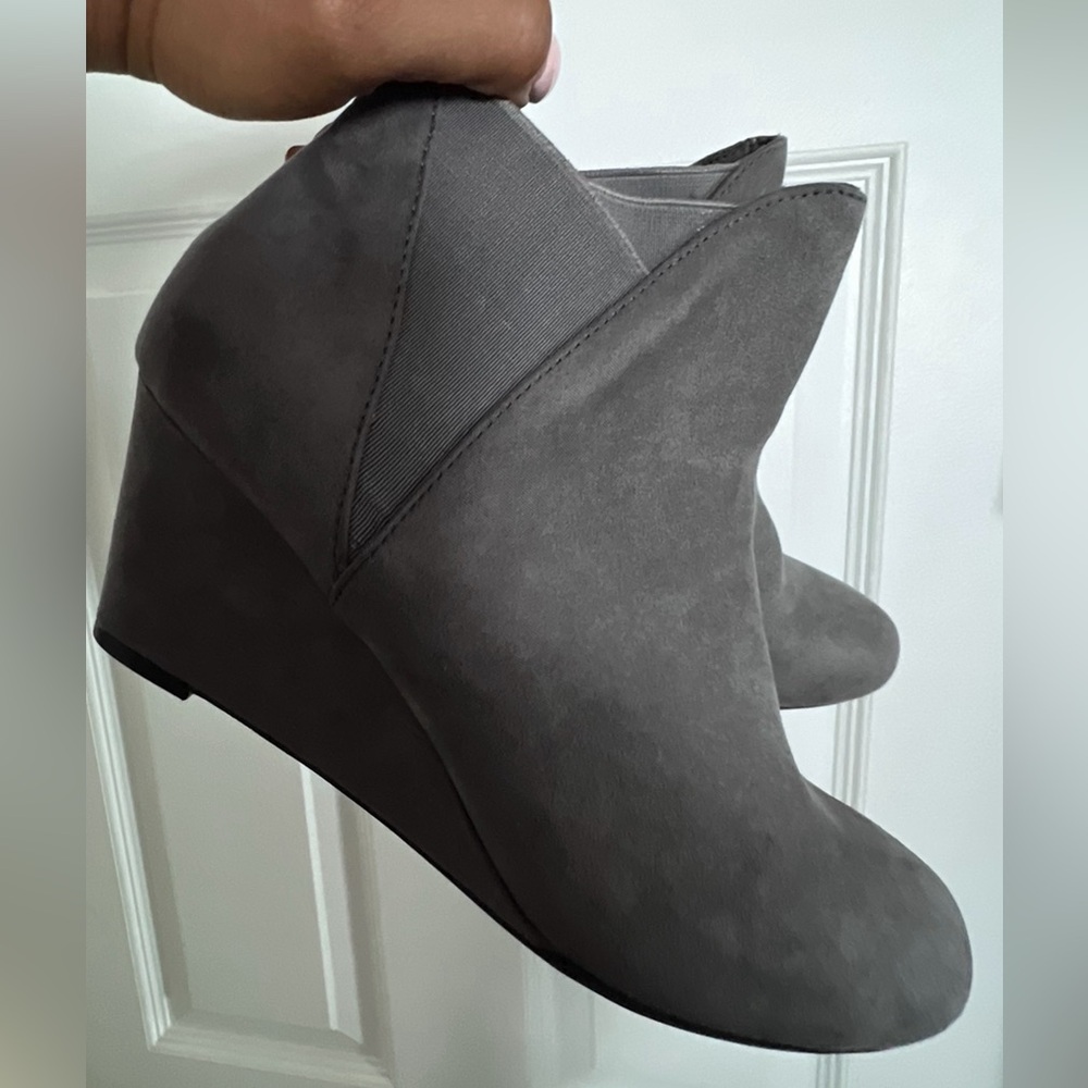GRAY WEDGES